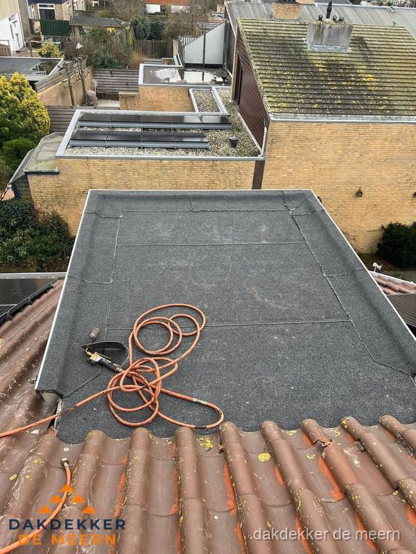 Reparatie aansluiting plat dak en schuin dak in De Meern Reparatie aansluiting plat dak en schuin dak in De Meern