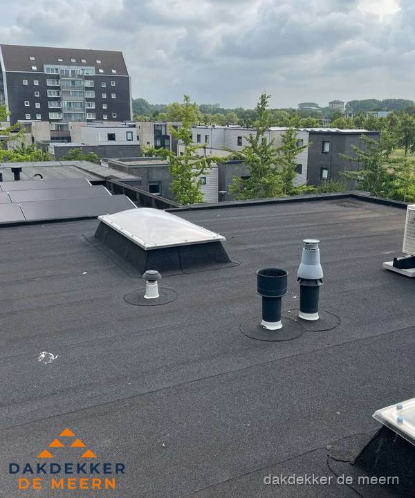 Groot plat dak met lichtkoepel en dakdoorvoeren in De Meern Groot plat dak met lichtkoepel en dakdoorvoeren in De Meern
