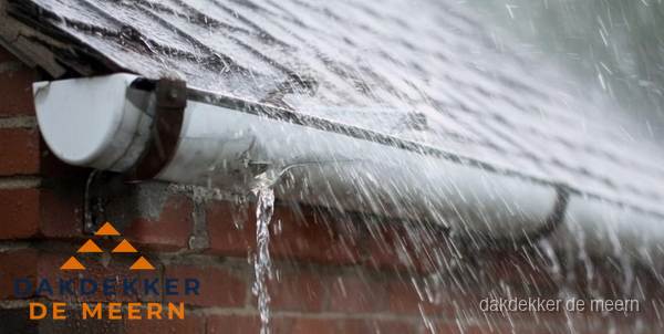 Lekkende dakgoot tijdens regenval in De Meern Lekkende dakgoot tijdens regenval in De Meern