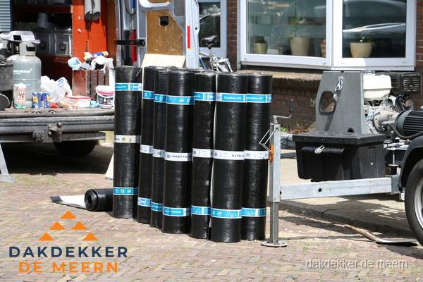 Rollen bitumen dakbedekking klaar voor daklekkage reparatie in De Meern Rollen bitumen dakbedekking klaar voor daklekkage reparatie in De Meern