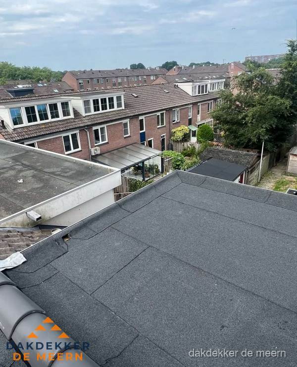 Vernieuwd plat dak met bitumen in woonwijk in De Meern