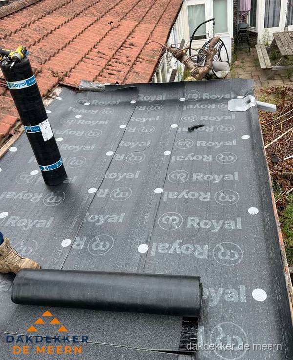 Bitumen dakbedekking leggen op plat dak aanbouw in De Meern