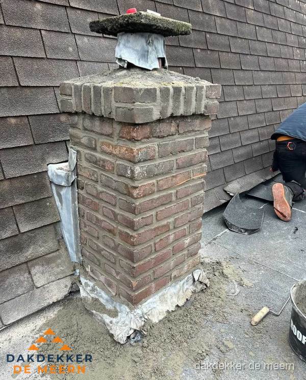 Schoorsteen reparatie met lood en voegwerk op leien dak in De Meern Schoorsteen reparatie met lood en voegwerk op leien dak in De Meern