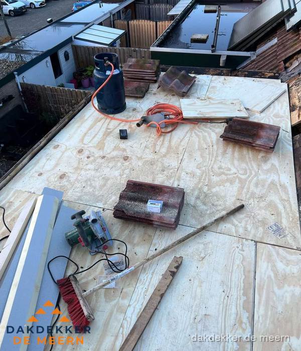 Dakreparatie werkzaamheden op plat dak met gereedschap in De Meern