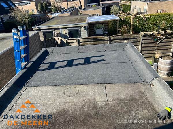 Dakdekker bij bitumen plat dak renovatie in De Meern Dakdekker bij bitumen plat dak renovatie in De Meern