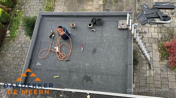 Plat dak met nieuwe bitumen bedekking in De Meern