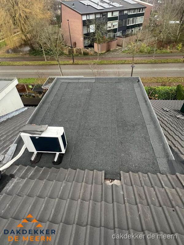Plat dak inspectie met bitumen bedekking naast schuin pannendak in De Meern Plat dak inspectie met bitumen bedekking naast schuin pannendak in De Meern