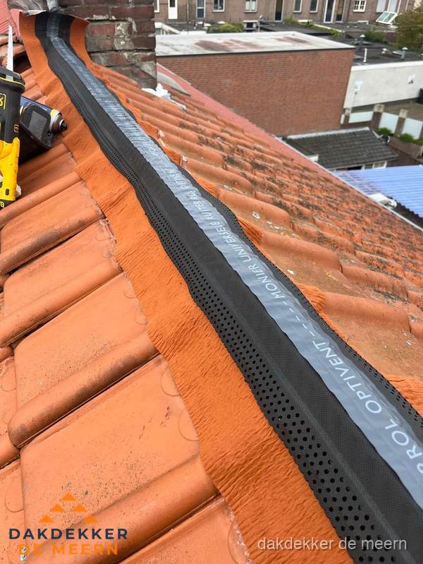 Nokventilatie installeren op hellend pannendak in De Meern Nokventilatie installeren op hellend pannendak in De Meern