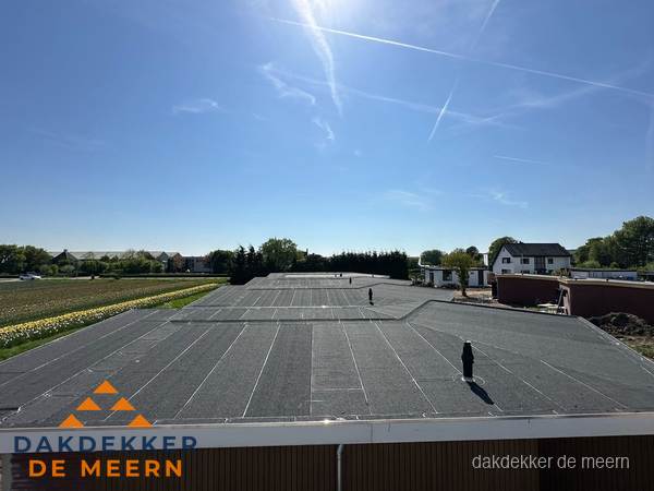 Groot plat dak met bitumen dakbedekking op bedrijfspand in De Meern Groot plat dak met bitumen dakbedekking op bedrijfspand in De Meern