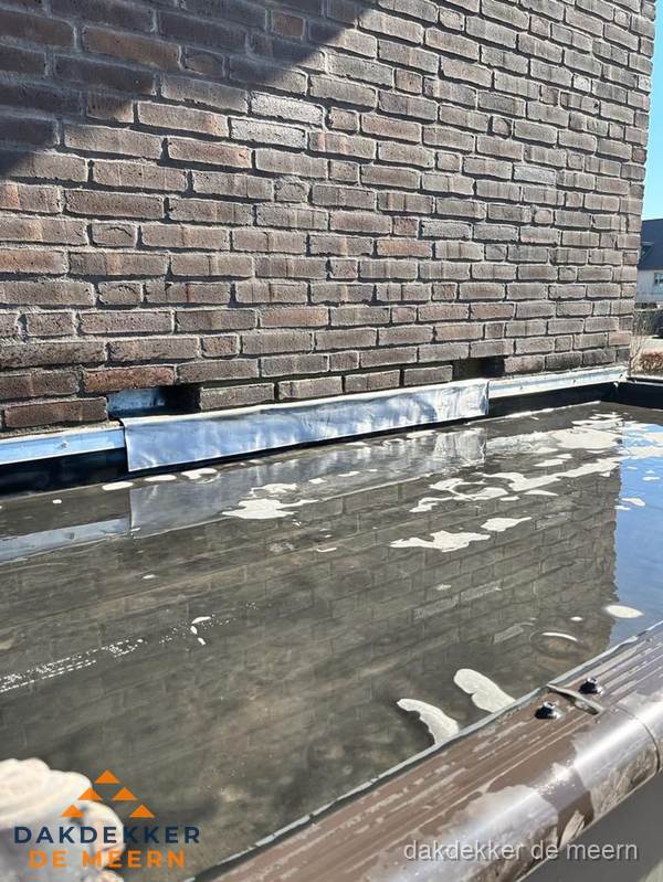Stilstaand water op plat dak door slechte afwatering in De Meern Stilstaand water op plat dak door slechte afwatering in De Meern