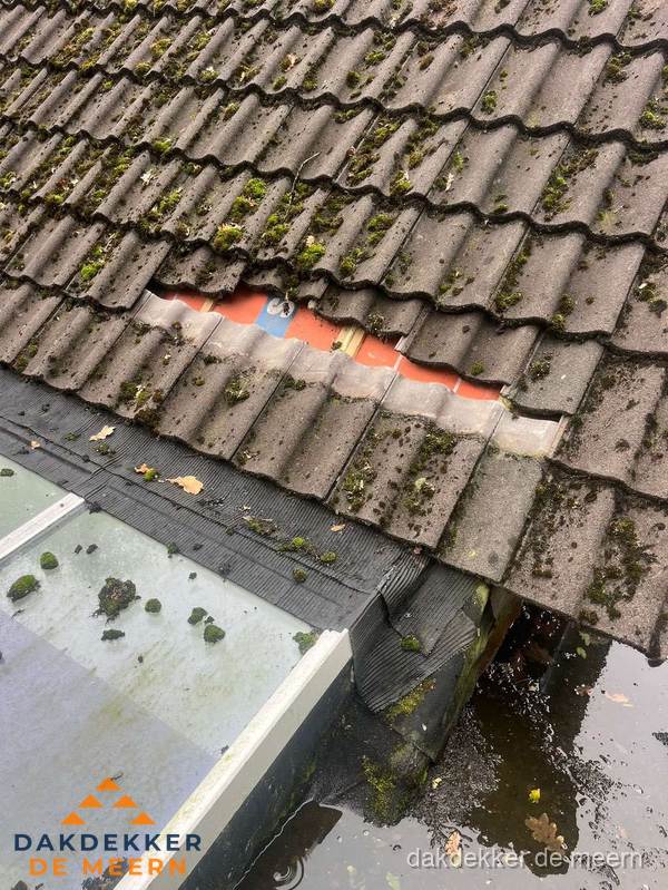Beschadigd pannendak met ontbrekende dakpannen voor reparatie in De Meern