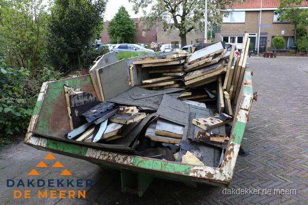 Puincontainer met oud dakmateriaal na dakrenovatie in De Meern