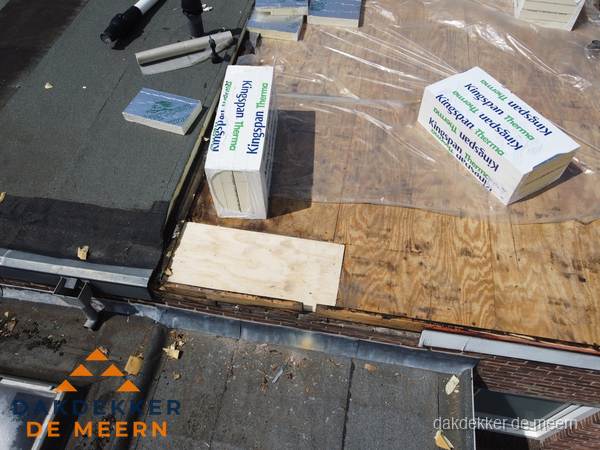 Plat dak isolatie met Kingspan isolatieplaten tijdens renovatie in De Meern