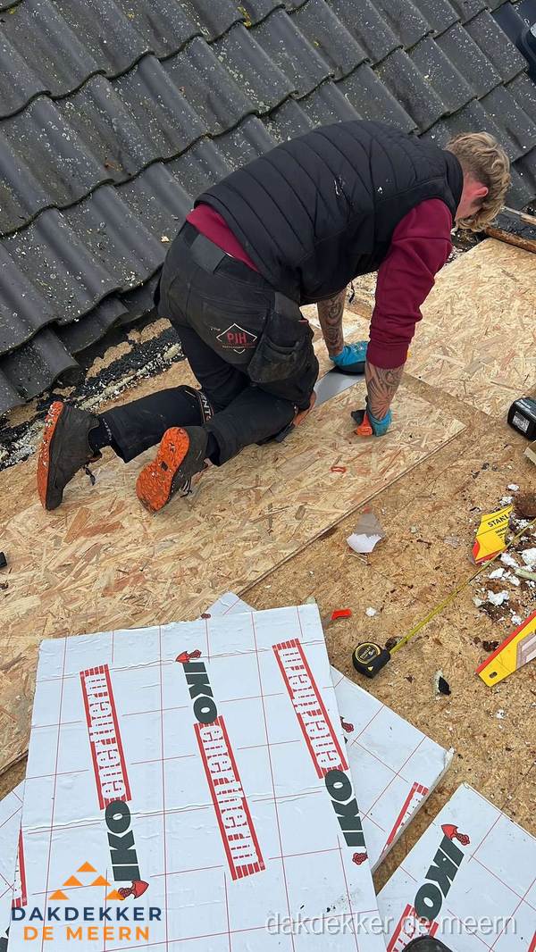 Dakdekker plaatst PIR-isolatieplaten op plat dak in De Meern