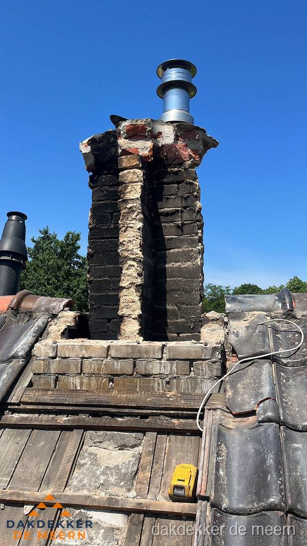 Beschadigde schoorsteen met nieuwe rookgasafvoer op oud dak in De Meern
