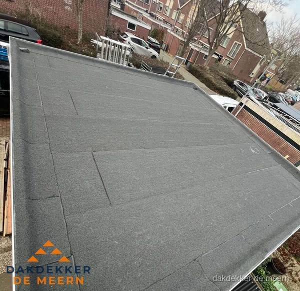 Nieuwe bitumen dakbedekking op plat dak van garage in De Meern Nieuwe bitumen dakbedekking op plat dak van garage in De Meern