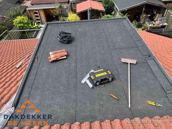 Gereedschap op nieuw plat dak na renovatie in De Meern Gereedschap op nieuw plat dak na renovatie in De Meern