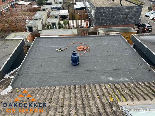 Plat dak met nieuwe bitumen dakbedekking en brandgereedschap in De Meern Plat dak met nieuwe bitumen dakbedekking en brandgereedschap in De Meern