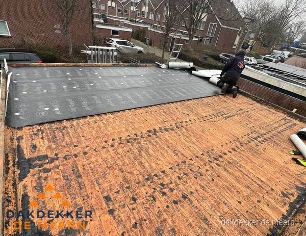 Dakdekker legt onderlaag op plat dak met houten constructie in De Meern