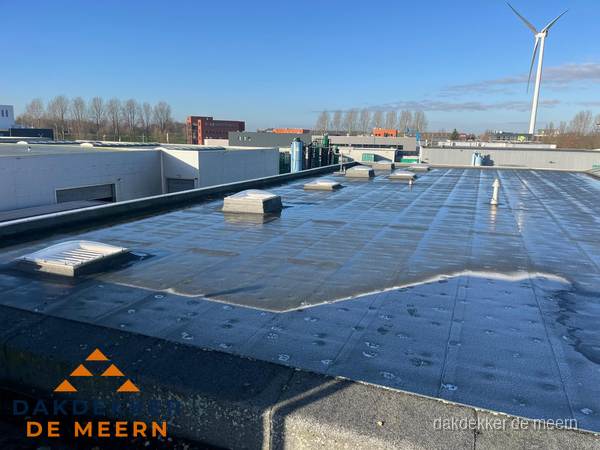 Plat dak bedrijfspand met bitumen dakbedekking en lichtkoepels in De Meern