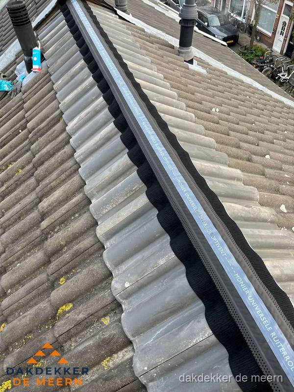 Nokvorst met Monier ventilatie op schuin pannendak in De Meern