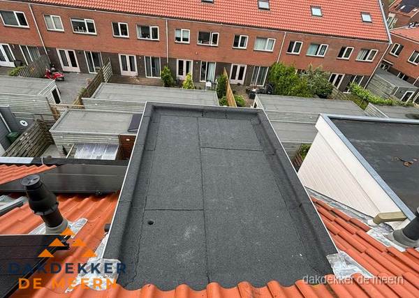 Plat dak met bitumen bedekking naast dakkapel in De Meern