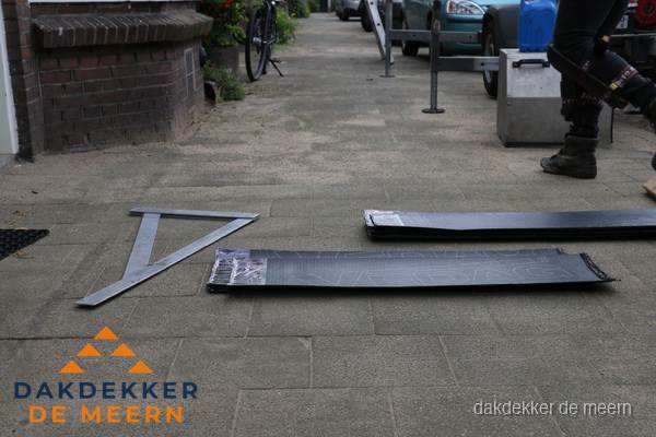 Dakbedekkingsmateriaal en zinkwerk klaargelegd voor reparatie in De Meern Dakbedekkingsmateriaal en zinkwerk klaargelegd voor reparatie in De Meern