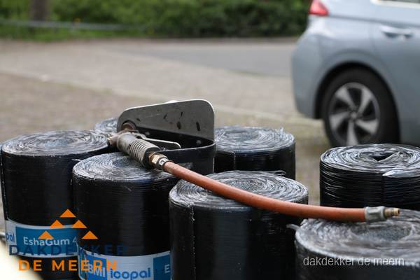 Rollen bitumen dakbedekking EshaGum klaar voor installatie in De Meern Rollen bitumen dakbedekking EshaGum klaar voor installatie in De Meern