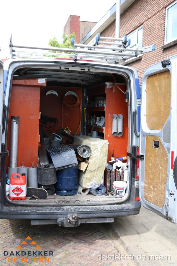 Bedrijfsbus van dakdekker met gereedschap en materialen in De Meern Bedrijfsbus van dakdekker met gereedschap en materialen in De Meern