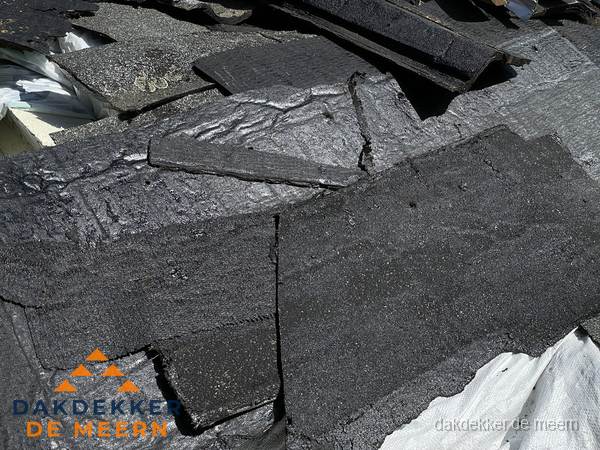 Verwijderd oud bitumen dakleer klaar voor vervanging in De Meern Verwijderd oud bitumen dakleer klaar voor vervanging in De Meern