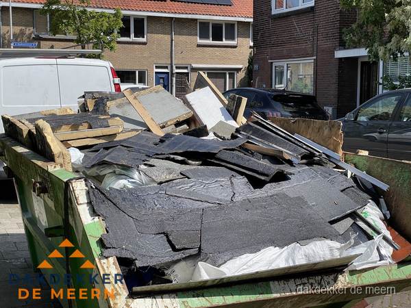 Afvalcontainer met gesloopt dakmateriaal tijdens dakkapel renovatie in De Meern