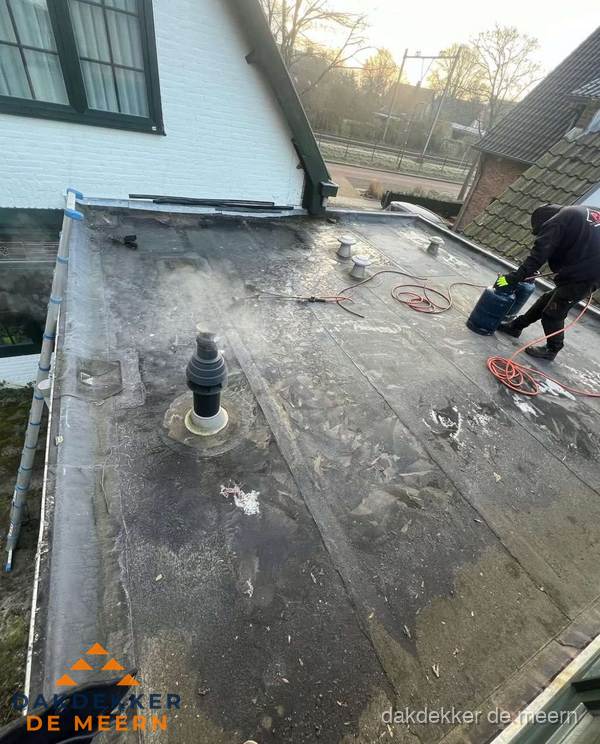 Dakdekker verhelpt daklekkage op plat dak in De Meern Dakdekker verhelpt daklekkage op plat dak in De Meern