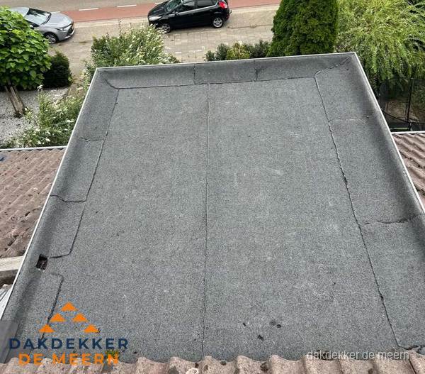Nieuw aangebrachte bitumen dakbedekking op plat dak in De Meern Nieuw aangebrachte bitumen dakbedekking op plat dak in De Meern