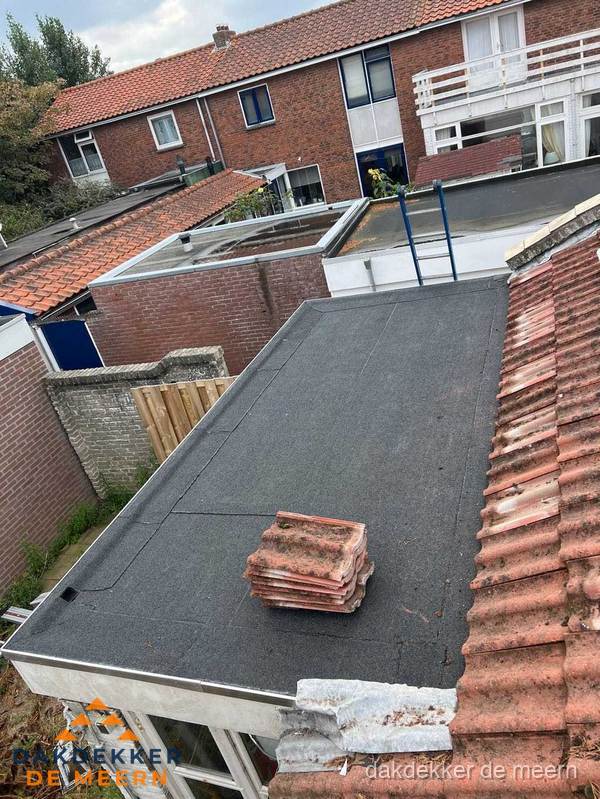 Plat dak aanbouw met bitumen naast schuin pannendak in De Meern Plat dak aanbouw met bitumen naast schuin pannendak in De Meern