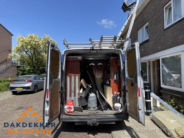 Spoed dakdekker bus met gereedschap en ladder bij woning in De Meern