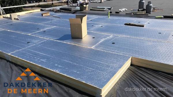 PIR isolatieplaten worden gelegd op plat dak voor dakisolatie in De Meern PIR isolatieplaten worden gelegd op plat dak voor dakisolatie in De Meern