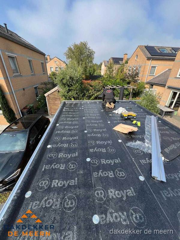 Nieuwe Royal bitumen dakbedekking op plat dak van aanbouw in De Meern