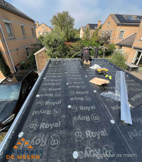 Dakdekker aan het werk op plat dak renovatie in De Meern
