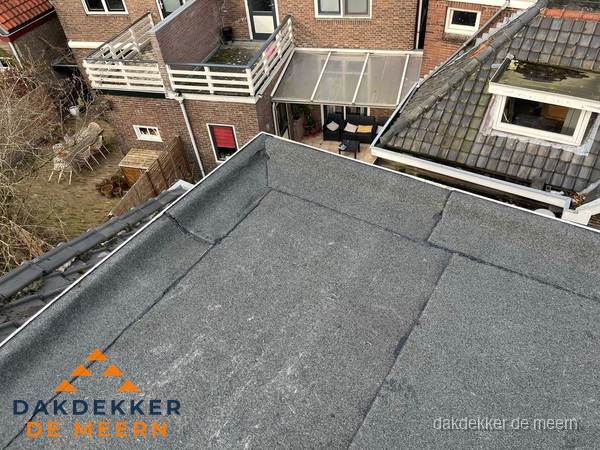 Overzicht plat dak met dakgoot in woonwijk De Meern Overzicht plat dak met dakgoot in woonwijk De Meern
