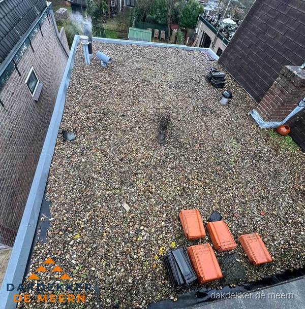 Plat dak met grindballast en dakdoorvoeren in De Meern Plat dak met grindballast en dakdoorvoeren in De Meern