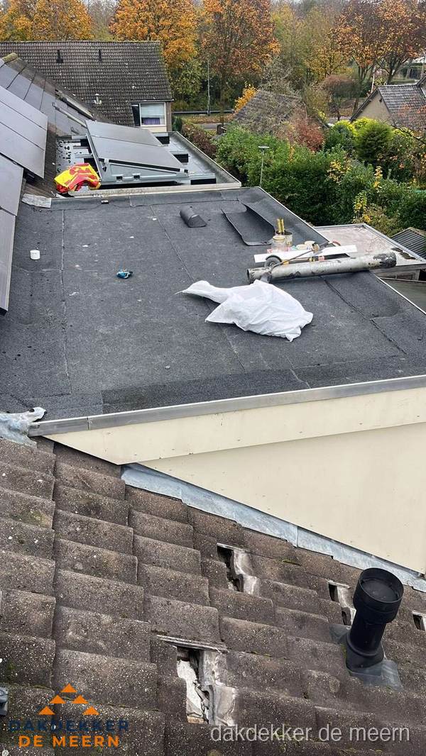 Beschadigde dakbedekking op plat dak voor reparatie in De Meern Beschadigde dakbedekking op plat dak voor reparatie in De Meern