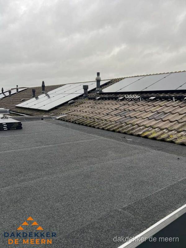 Bitumen dakbedekking op plat dak met aansluitend pannendak en zonnepanelen in De Meern Bitumen dakbedekking op plat dak met aansluitend pannendak en zonnepanelen in De Meern