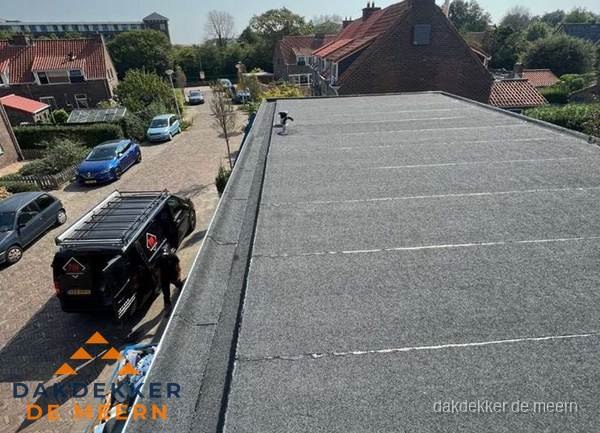 Nieuw bitumen plat dak met uitzicht over woonwijk in De Meern