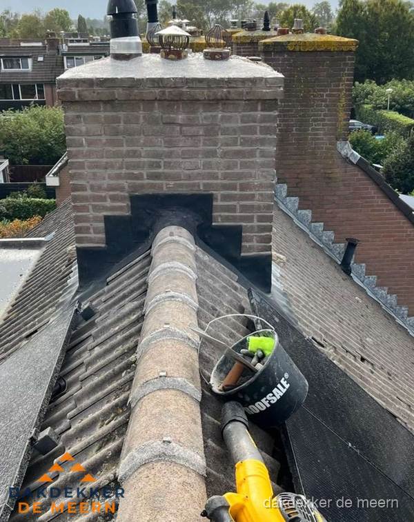 Schoorsteen met loodaansluiting en nokvorst op pannendak in De Meern Schoorsteen met loodaansluiting en nokvorst op pannendak in De Meern