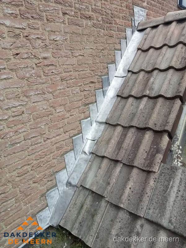 Loodslabben langs dakaansluiting bij bakstenen muur in De Meern Loodslabben langs dakaansluiting bij bakstenen muur in De Meern