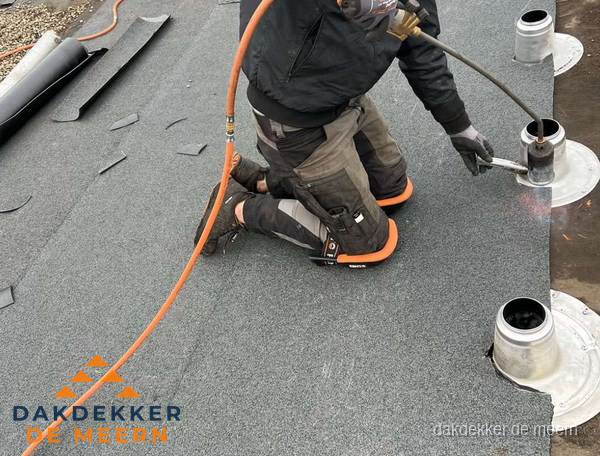 Dakdekker repareert bitumen dakleer bij dakdoorvoer in De Meern Dakdekker repareert bitumen dakleer bij dakdoorvoer in De Meern