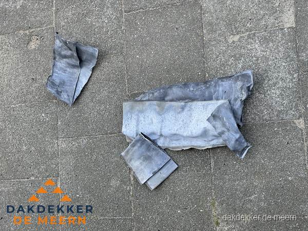 Oude verwijderde loodslabben na vervanging in De Meern Oude verwijderde loodslabben na vervanging in De Meern