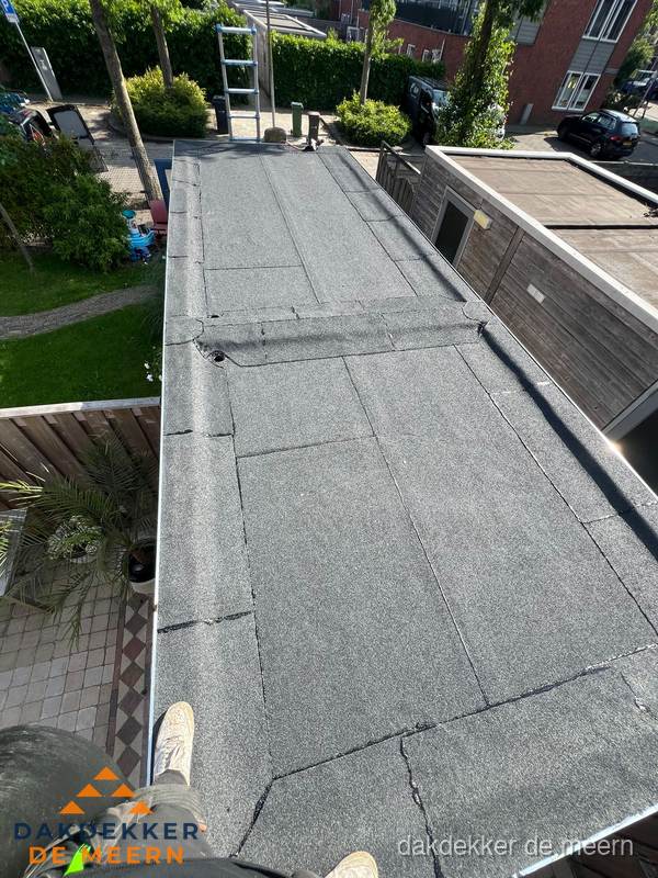 Bitumen plat dak rijtjeswoning vanuit dakdekker perspectief in De Meern Bitumen plat dak rijtjeswoning vanuit dakdekker perspectief in De Meern
