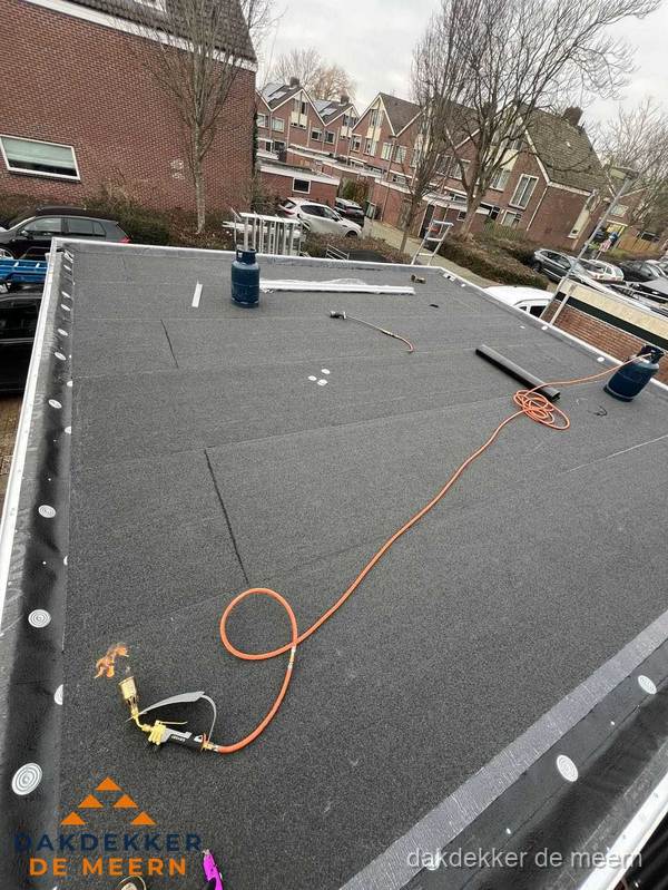 Afgewerkte dakrenovatie met bitumen op plat dak in De Meern