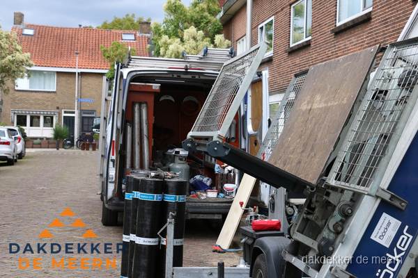 Dakdekkersbusje met materiaal en ladderlift voor dakpannen vervangen in De Meern